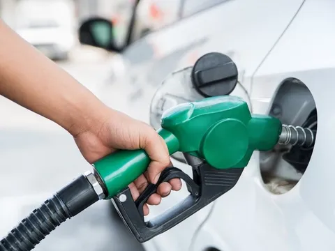 Giá xăng, dầu cùng giảm mạnh, RON 95 về sát 19.000 đồng/lít