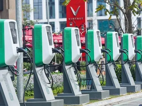 Ông Phạm Nhật Vượng bắt tay cùng lúc 4 đối tác, triển khai 'siêu dự án' mở 63.000 cổng sạc ở Indonesia - tham vọng phủ sóng Đông Nam Á
