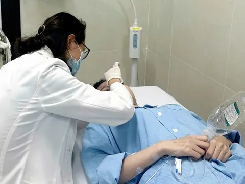 Cô gái trẻ sốc phản vệ, nguy cơ hoại tử mũi sau thẩm mỹ