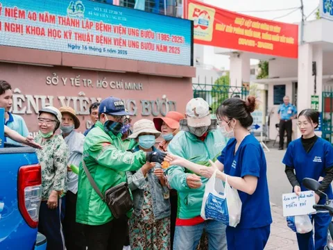 Những nụ cười mát lành giữa trưa hè từ xe nước miễn phí của Long Châu