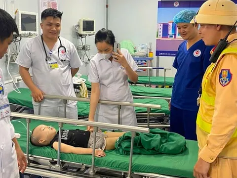 Người phụ nữ bị chảy máu não được CSGT đưa đi cấp cứu kịp thời