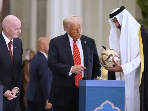 Chủ tịch FIFA tháp tùng ông Trump, trễ nải nhiệm vụ