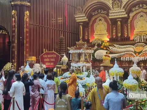 Dòng người hành hương về chiêm bái Xá lợi Phật tại non thiêng Yên Tử