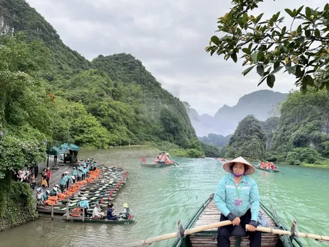 Những “cơ trưởng mặt nước” chở di sản bằng tình yêu quê hương