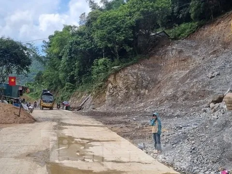Đường bê tông 80 tỷ đồng ở Hòa Bình chưa làm xong đã xuất hiện nhiều vết nứt