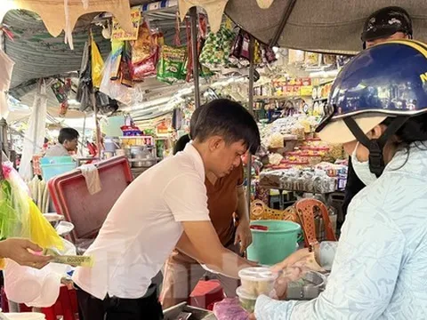 Người dân xếp hàng dài từ sáng sớm chờ mua heo, vịt quay cúng Tết Đoan Ngọ