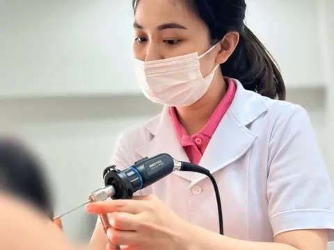 Bé gái 6 tuổi suýt thủng màng nhĩ vì sợi dây buộc tóc