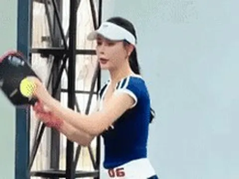 Phương Oanh trắng phát sáng trên sân pickleball, mẹ bỉm 2 con mà body nuột nà quá, netizen rần rần “xin vía” nhan sắc