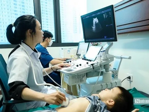 Đề nghị bệnh viện bố trí mái che, quạt chống nóng cho người bệnh