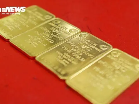 Giá vàng liên tục giảm sâu, nên mua vào hay bán ra?
