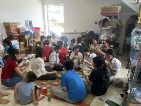 Một gia đình ở Phú Thọ nấu gần 100 suất cơm miễn phí cho sĩ tử thi vào lớp 10