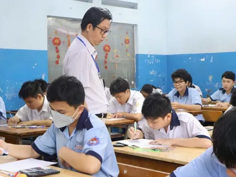 Nhiều thí sinh tại Tp.HCM "toát mồ hôi" với đề thi Toán lớp 10