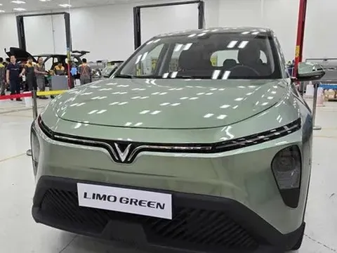 Ảnh thực tế mẫu MPV VinFast Limo Green vừa lộ diện