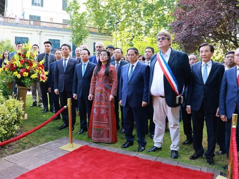 Thủ tướng Phạm Minh Chính dâng hoa tưởng niệm, thăm Không gian Hồ Chí Minh tại Montreuil, Pháp