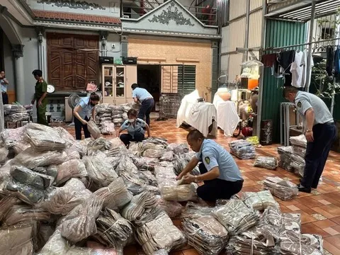 Hà Nội: Phát hiện kho chứa hàng chục nghìn sản phẩm thực phẩm nhập lậu