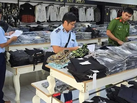 Bất ngờ ập vào kiểm tra một cửa hàng thời trang, phát hiện sự thật bên trong