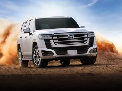 Toyota Land Cruiser thêm bản hybrid: Mạnh ngang Lexus LX 700h, bình xăng lớn, pin chịu được khắc nghiệt để off-road