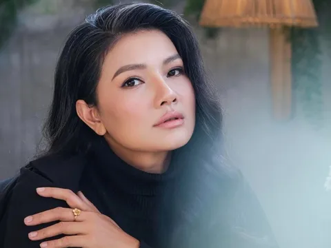 "Nữ hoàng cảnh nóng"công khai bạn trai ở tuổi 49 sau 3 lần đổ vỡ