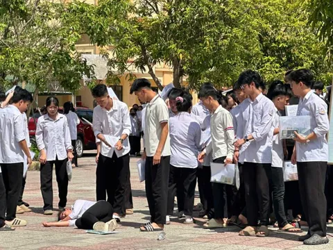 Một thí sinh ngất xỉu sau giờ thi Ngữ Văn