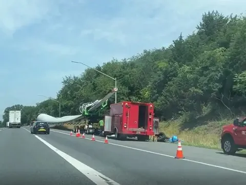 Sự cố khiến cánh turbine điện gió khổng lồ gây hỗn loạn giao thông