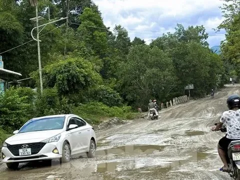 Cận cảnh tuyến đường 'đau khổ' với người dân vùng núi Đà Nẵng