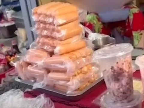 Xúc xích không nhãn bán tràn lan ngoài chợ, bị kiểm tra lại nói 'hàng nhà làm để ăn'