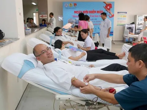 Hàng trăm y bác sĩ Huế xếp hàng hiến máu để cứu người bệnh