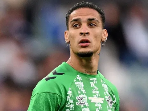 Como bất ngờ nhập cuộc đua giành Antony với Real Betis
