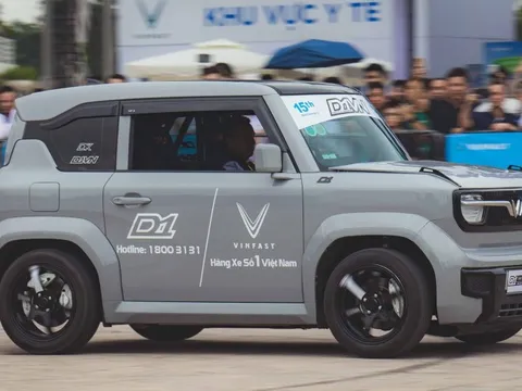 Hai chiếc VinFast VF 3 'đốt lốp' khét lẹt, có trang bị như xe đua: Thứ quan trọng nhất vẫn nguyên bản