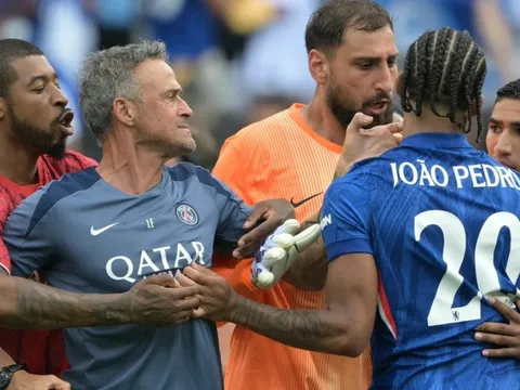 HLV Luis Enrique tát cầu thủ Chelsea sau thất bại của PSG