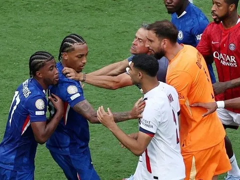HLV Luis Enrique giải thích lý do tại sao ông tát cầu thủ Chelsea