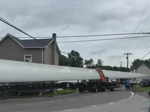 Sự cố hy hữu khi cánh turbine điện gió “mắc kẹt” ở nơi không ngờ