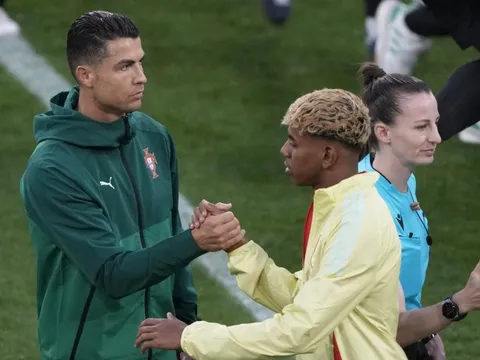 Con trai Ronaldo gây sốc khi khen "thần đồng" bóng đá Tây Ban Nha giỏi hơn bố mình