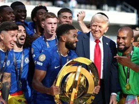 Tổng thống Trump hành động bất ngờ sau khi trao cúp, cầu thủ Chelsea bối rối