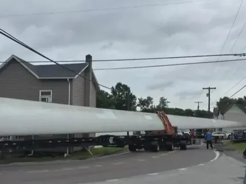 Sự cố hy hữu khi cánh turbine điện gió “mắc kẹt” ở nơi không ngờ