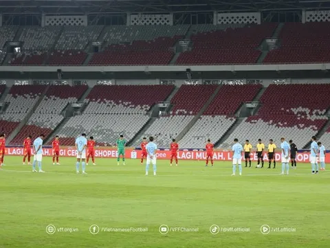 Xúc động khoảnh khắc U23 Việt Nam và U23 Campuchia dành phút tưởng niệm các nạn nhân vụ lật tàu ở Quảng Ninh