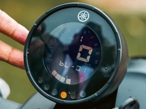 Xe Yamaha khách Việt mê mệt có bản mới: Màu sắc cực đẹp, loại bỏ đồng hồ cơ, thêm công nghệ phanh an toàn