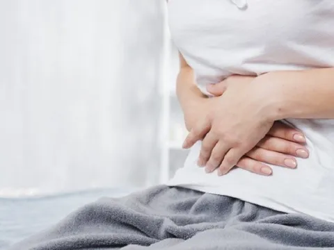 Đại tiện ra máu người phụ nữ bất ngờ phát hiện ung thư trực tràng