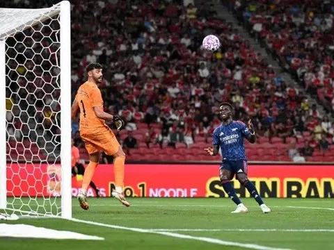 Arsenal đánh bại AC Milan, Saka ghi bàn quyết định