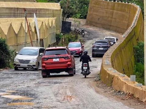 Khổ sở với con đường gần 9 km làm 2 năm chưa xong