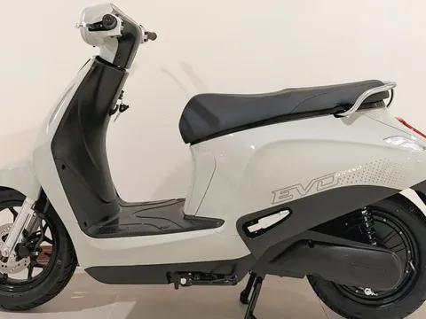 Ảnh thật VinFast Evo Grand: Hai người ngồi có chật không, cốp xe có thể lắp thêm pin phụ trông ra sao?
