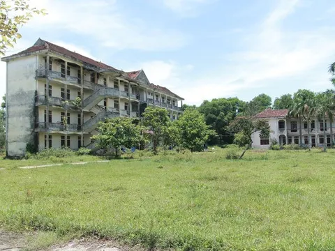 Trường học hàng chục tỷ đồng trở thành nơi nuôi gia súc