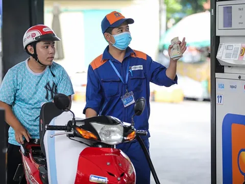 Giá xăng tăng trở lại