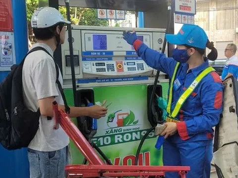 Xăng E10 xuất hiện, nhiều người mua ngay trong giờ đầu mở bán