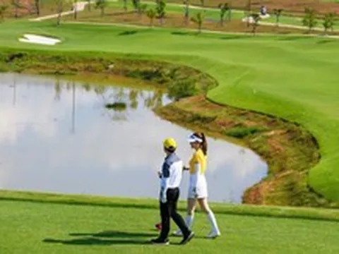 Lộ ảnh chủ tịch nổi tiếng thân mật với hoa hậu Vbiz trên sân golf, visual nàng hậu sáng bừng
