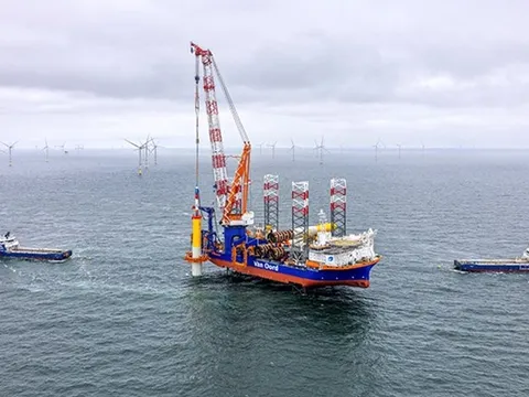 Bước đầu tiên đặt nền móng cho trang trại điện gió ngoài khơi khổng lồ 1,6 GW