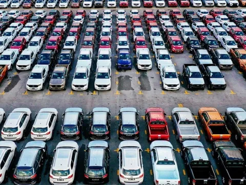 Lợi nhuận doanh nghiệp ô tô chia hai nửa sáng - tối