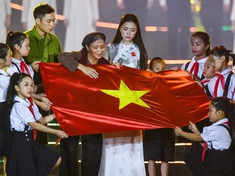 Hòa Minzy biểu diễn Nỗi đau giữa hòa bình khiến hàng ngàn khán giả xúc động