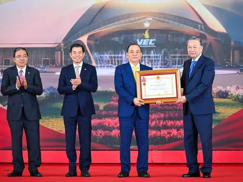 Tập đoàn Vingroup được trao Huân chương Lao động hạng Nhất