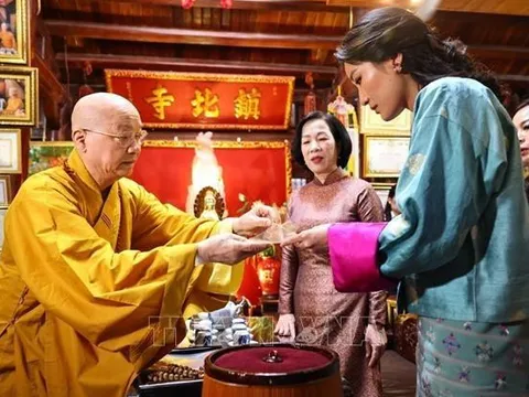 Phu nhân Chủ tịch nước và Hoàng hậu Bhutan thăm chùa Trấn Quốc